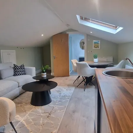 Upgraded Loft Style Duplex At Rathmines Village Lägenhet